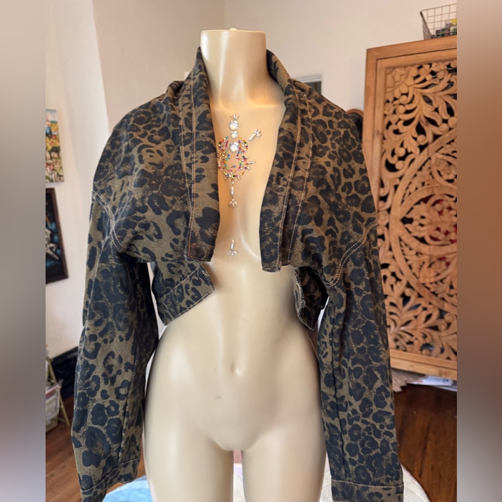 NWOT cool cropped Leopard print Jean Jacket